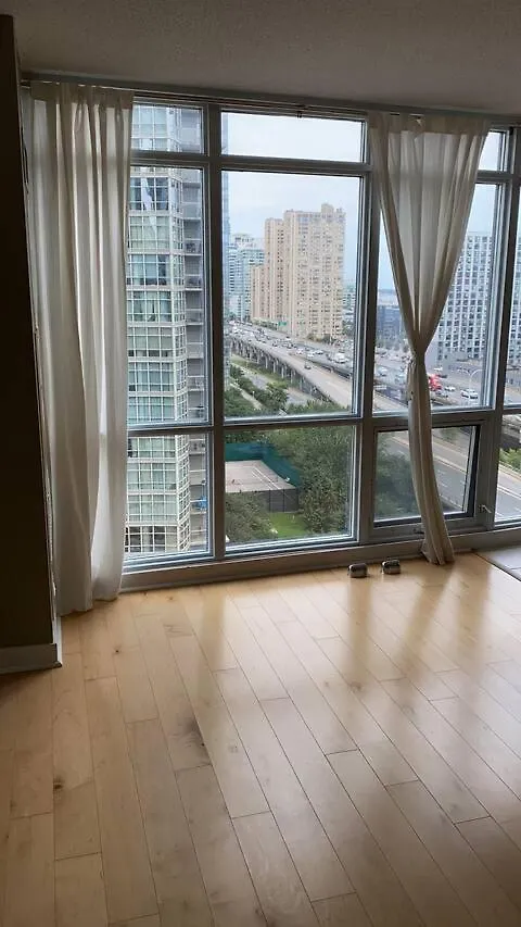 Lovely- 1 Bedroom Condo With Pool Toronto Canada